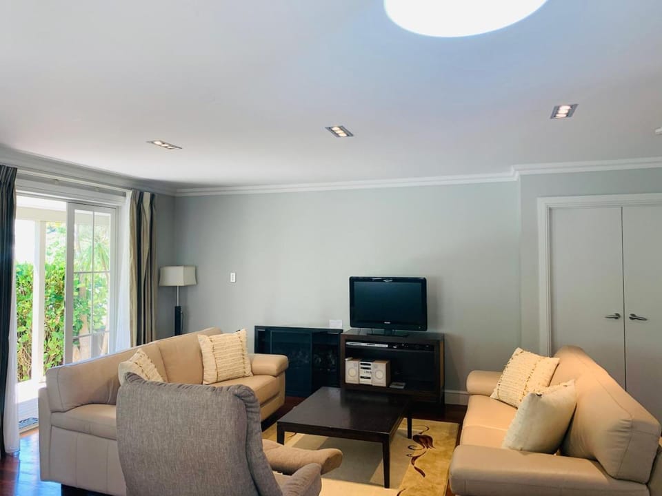 TV and multimedia, Living room, Seating area, Evening entertainment