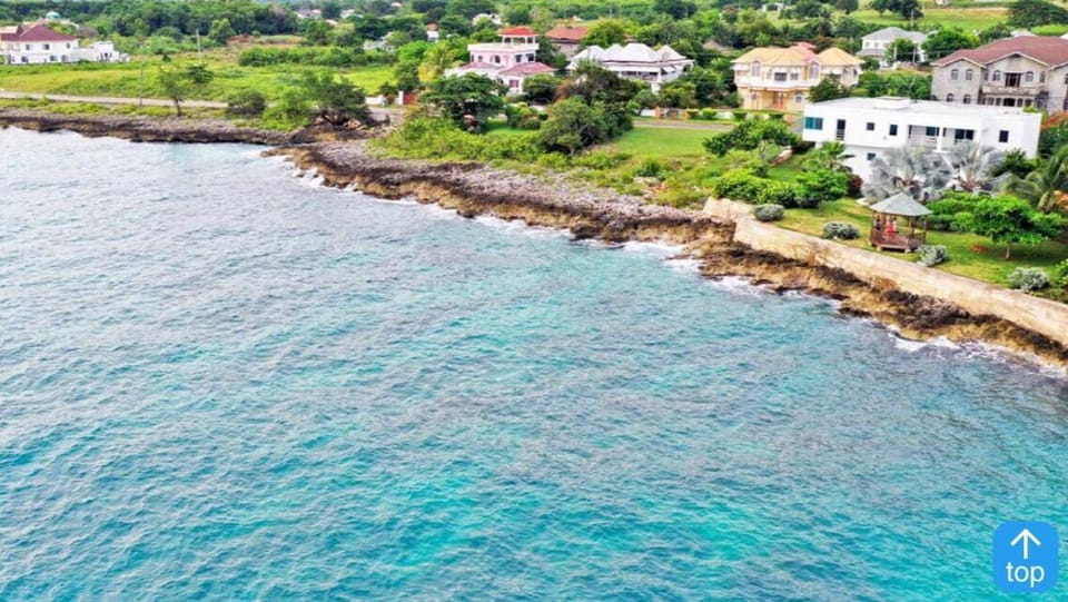 The Waves--Jamaican Getaway & ADA Villa in Westmoreland Parish