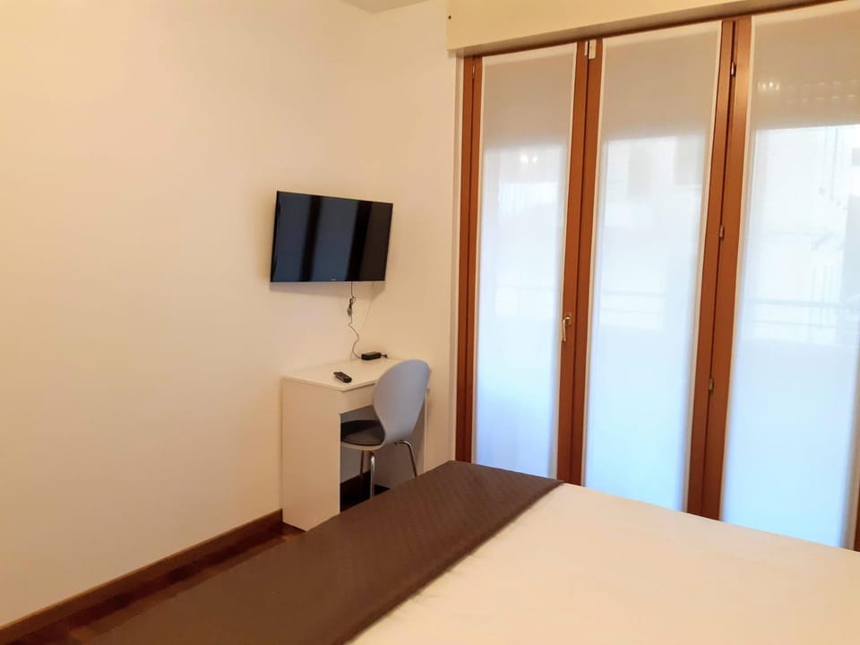 TV and multimedia, Photo of the whole room, Bedroom