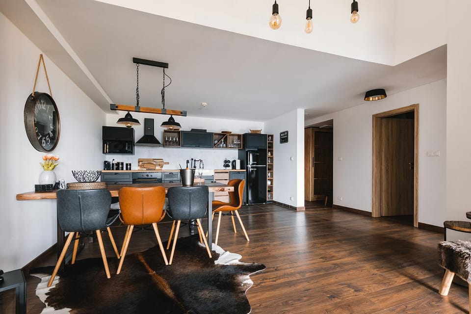 Kitchen or kitchenette, Dining area