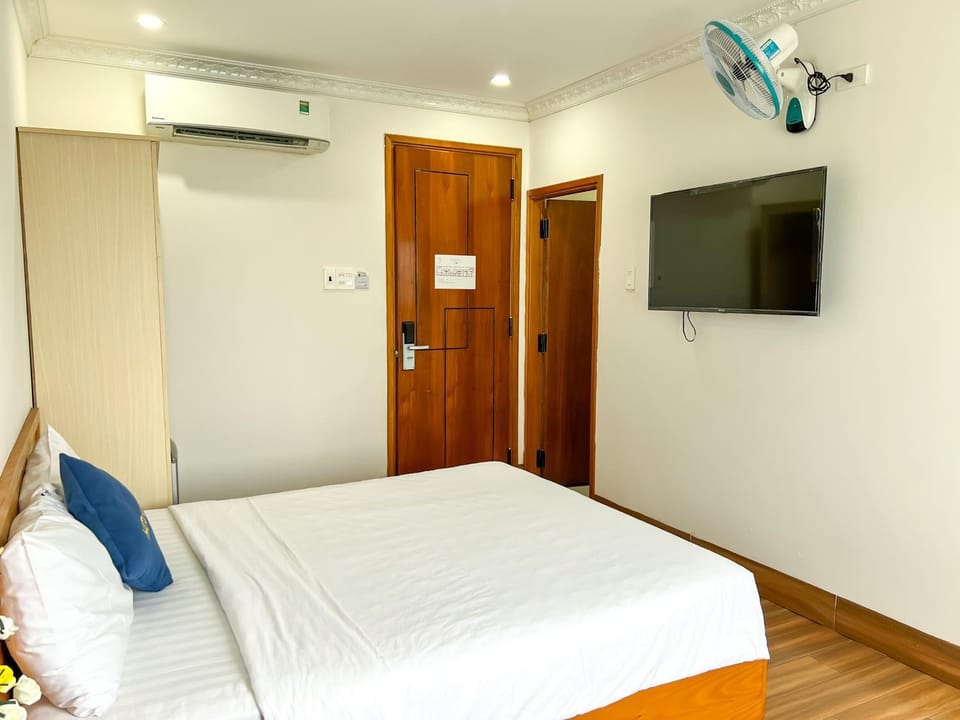 Bed, Bedroom, wardrobe, air conditioner