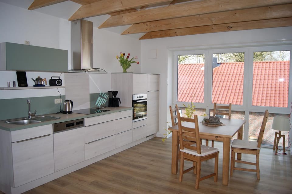 Kitchen or kitchenette, Dining area