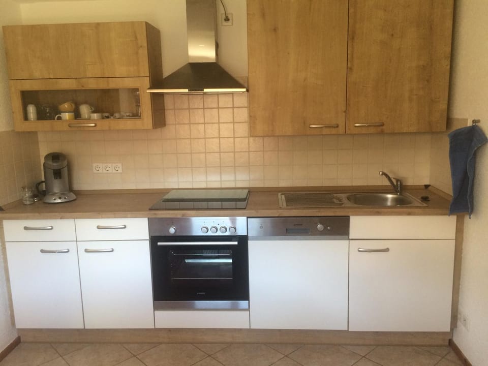 Coffee/tea facilities, Kitchen or kitchenette, dishwasher, stove, toaster