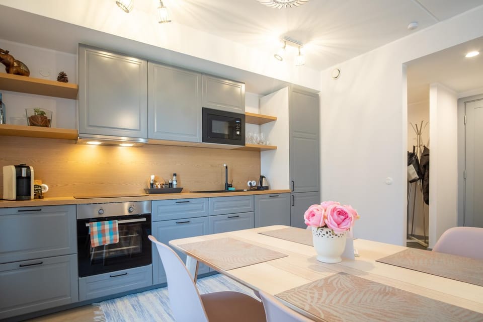Kitchen or kitchenette, Dining area
