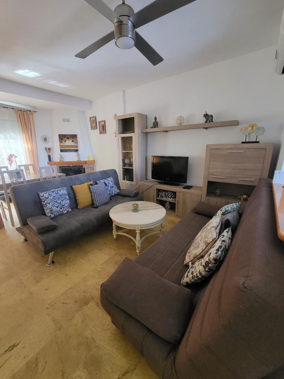 TV and multimedia, Living room, Seating area, Dining area