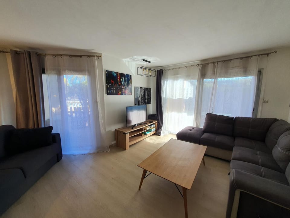 Grand studio 4 personnes avec terrasses, jardin, 2 piscines, place de parking, à 200m des plages Apartment in Cannes