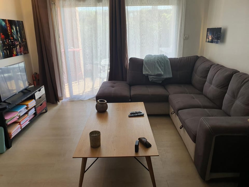 Grand studio 4 personnes avec terrasses, jardin, 2 piscines, place de parking, à 200m des plages Apartment in Cannes