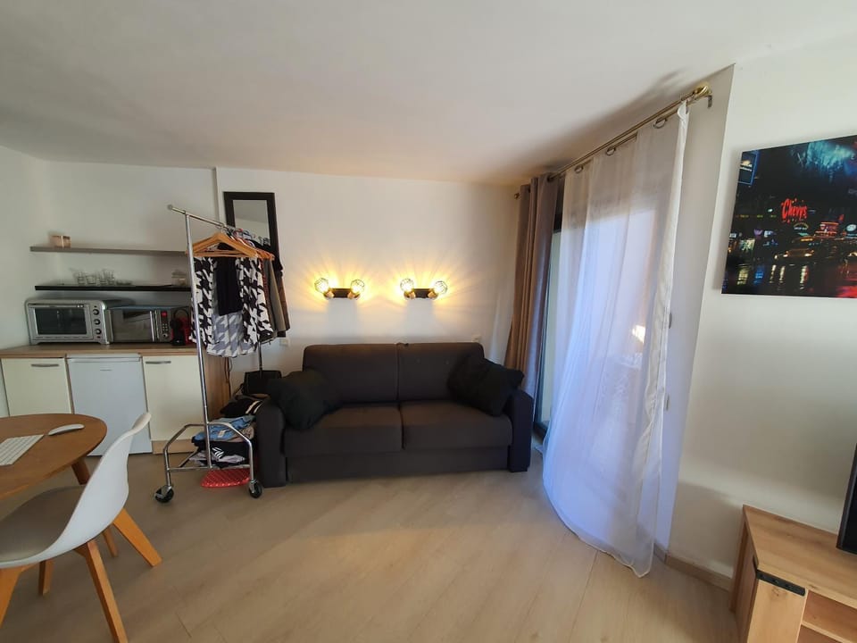 Grand studio 4 personnes avec terrasses, jardin, 2 piscines, place de parking, à 200m des plages Apartment in Cannes