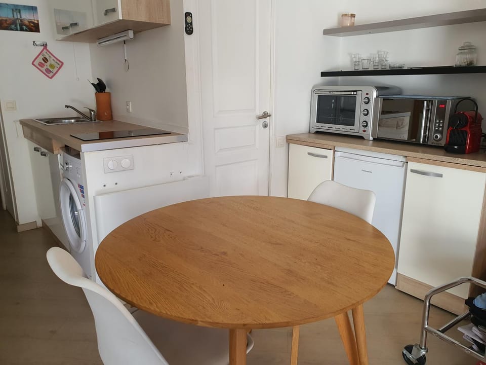 Grand studio 4 personnes avec terrasses, jardin, 2 piscines, place de parking, à 200m des plages Apartment in Cannes