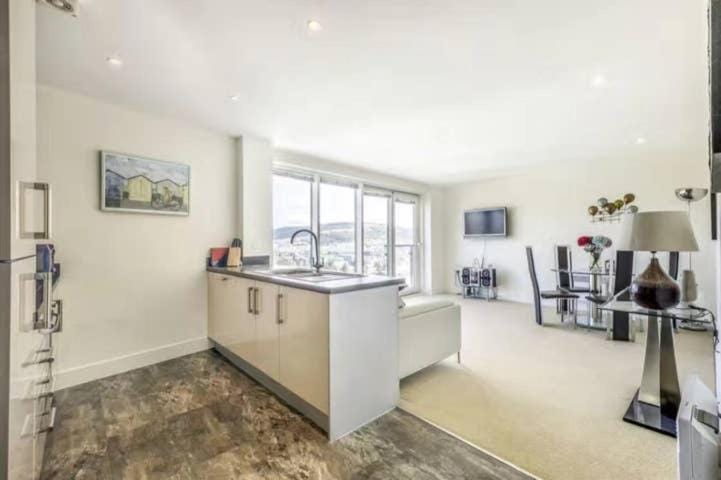 Beach on the doorstep Meridian Tower Marina Swansea Apartment in Swansea