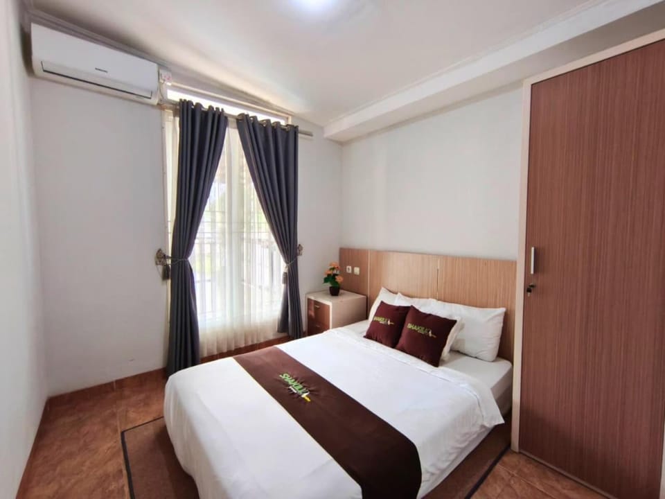 Bed, Bedroom, wardrobe, air conditioner