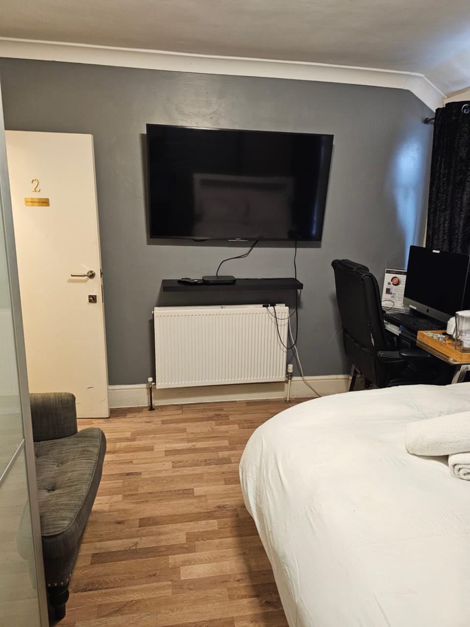 Bed, TV and multimedia, Living room, Photo of the whole room, Seating area, Evening entertainment, Bedroom, hair dresser, wardrobe