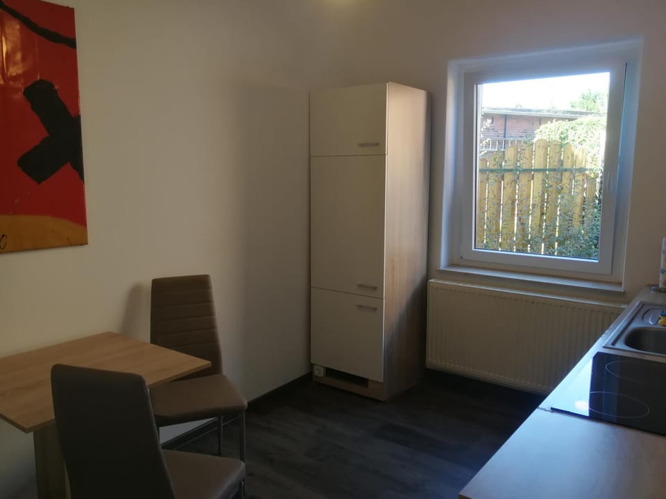 Kitchen or kitchenette, Seating area, Dining area