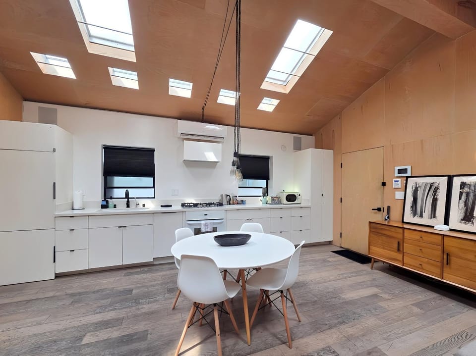 Kitchen or kitchenette, Dining area, stove