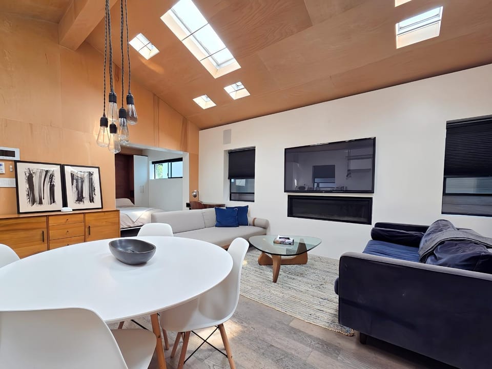 TV and multimedia, Living room, Seating area, Dining area