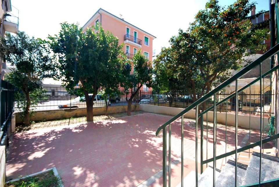 Appartamenti con giardino e posto auto per famiglie Apartment in Finale Ligure