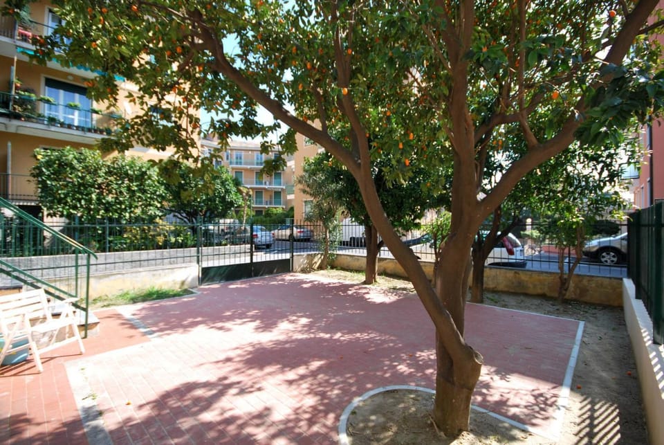 Appartamenti con giardino e posto auto per famiglie Apartment in Finale Ligure
