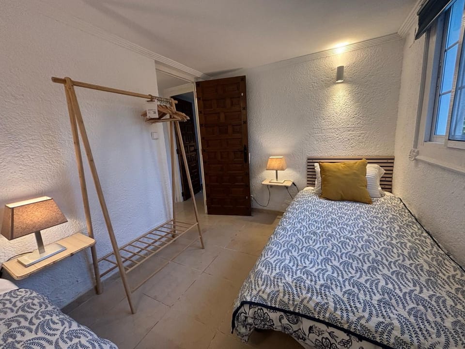 Photo of the whole room, Bedroom, wardrobe