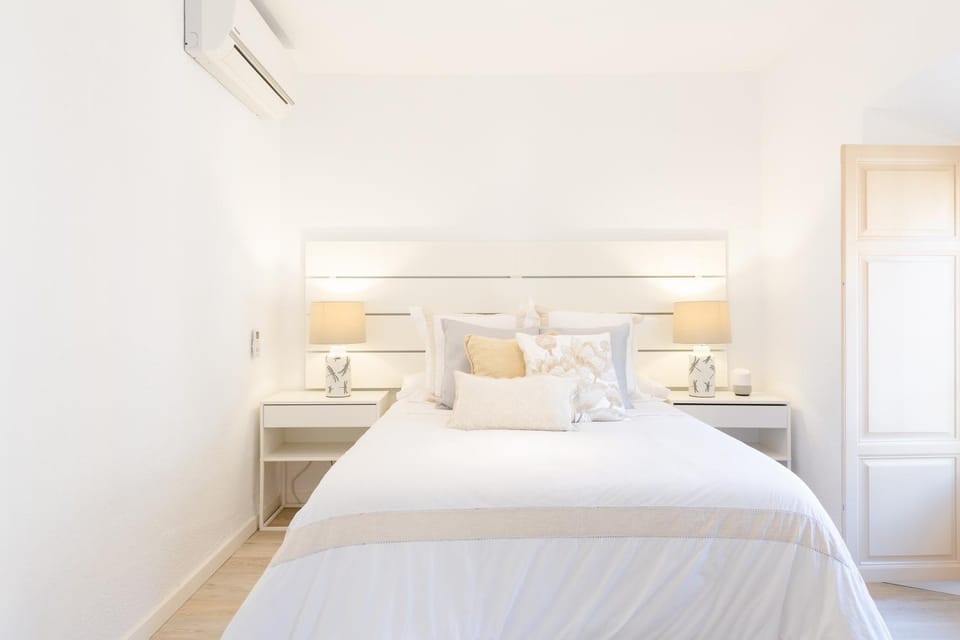 Bed, Photo of the whole room, Bedroom, air conditioner