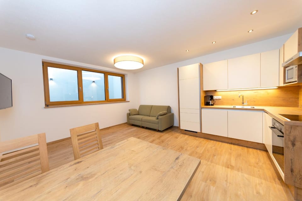 Kitchen or kitchenette, Living room, Seating area, Dining area
