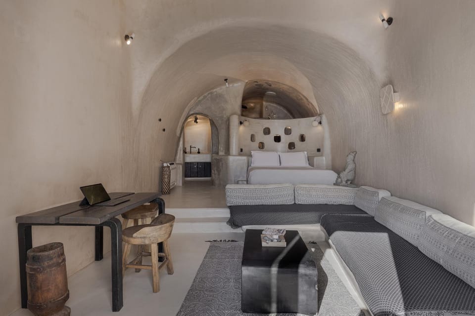 Bed, Living room, Photo of the whole room, Decorative detail, Seating area, Bedroom, air conditioner