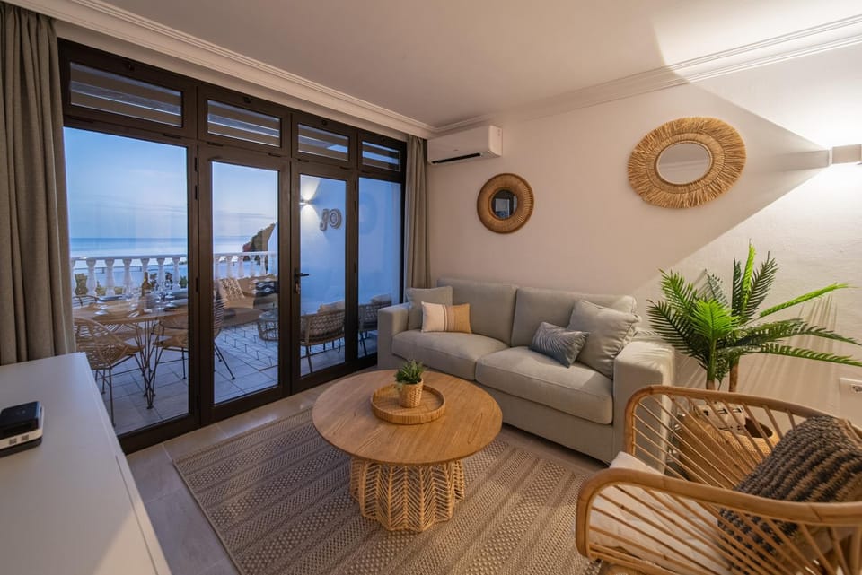 Natural landscape, View (from property/room), Balcony/Terrace, Living room, Seating area, Sea view