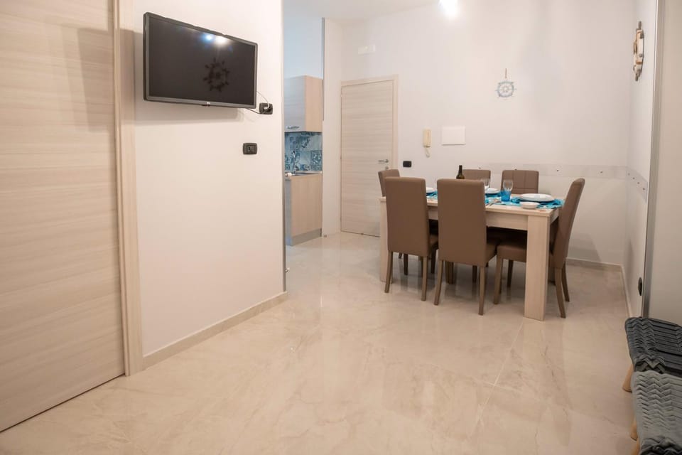 Communal lounge/ TV room, TV and multimedia, Dining area