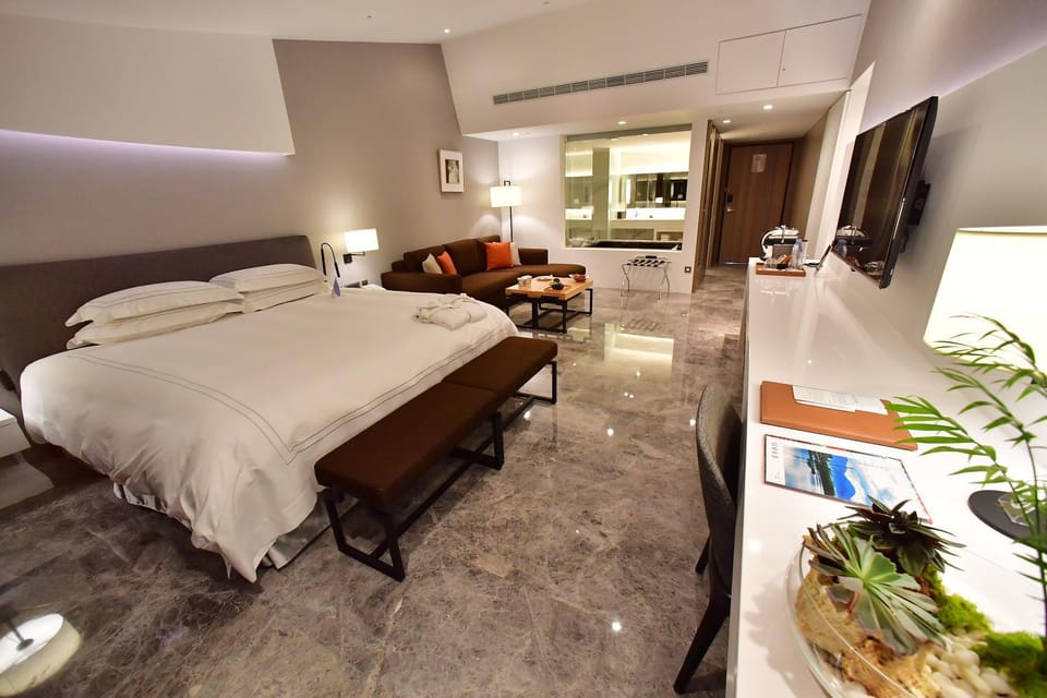 Bed, TV and multimedia, Living room, Photo of the whole room, Seating area, Bedroom