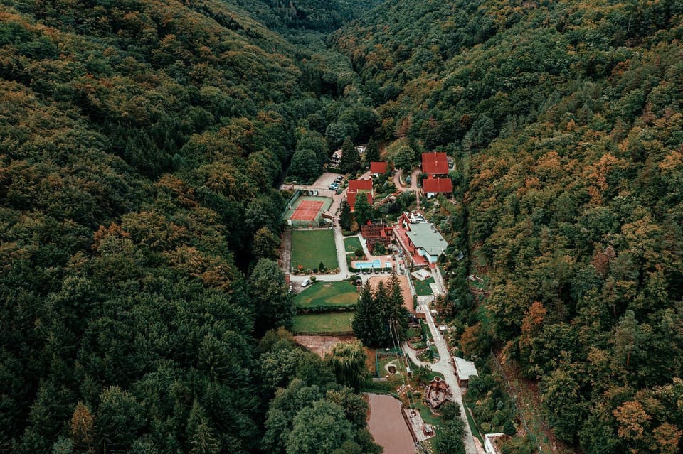 Restaurant/places to eat, Neighbourhood, Natural landscape, Bird's eye view, Billiard, Bowling, Children play ground, Fishing, Table tennis, Decorative detail, Tennis court, Garden view, Lake view, Pool view, Sports