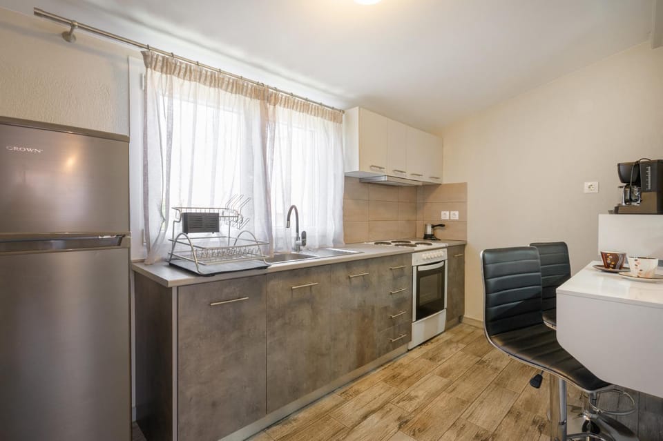 Kitchen or kitchenette, oven, toaster