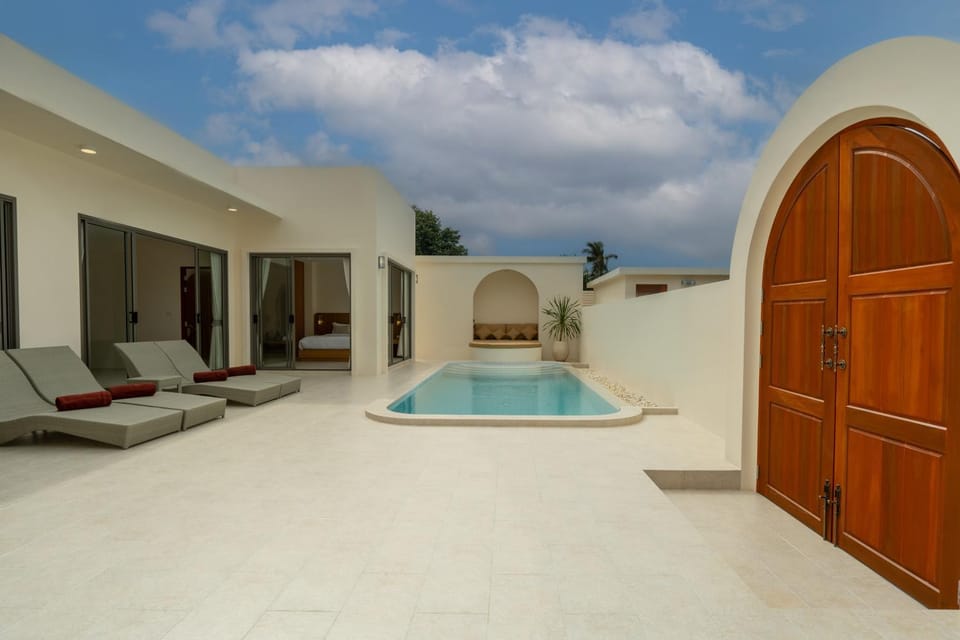 Pool view, Swimming pool, sunbed