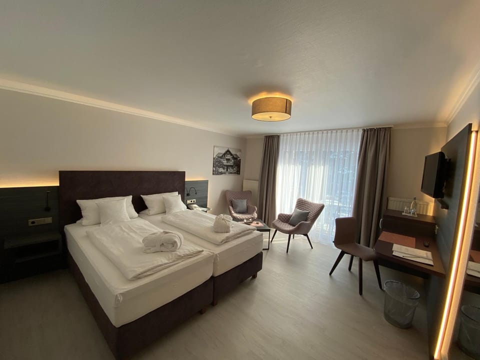 Shower, TV and multimedia, Living room, Seating area, Bedroom, Garden view, Street view