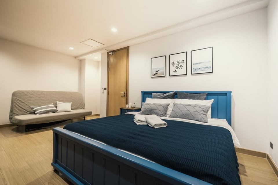 Bed, Living room, Photo of the whole room, Seating area, Bedroom, towels