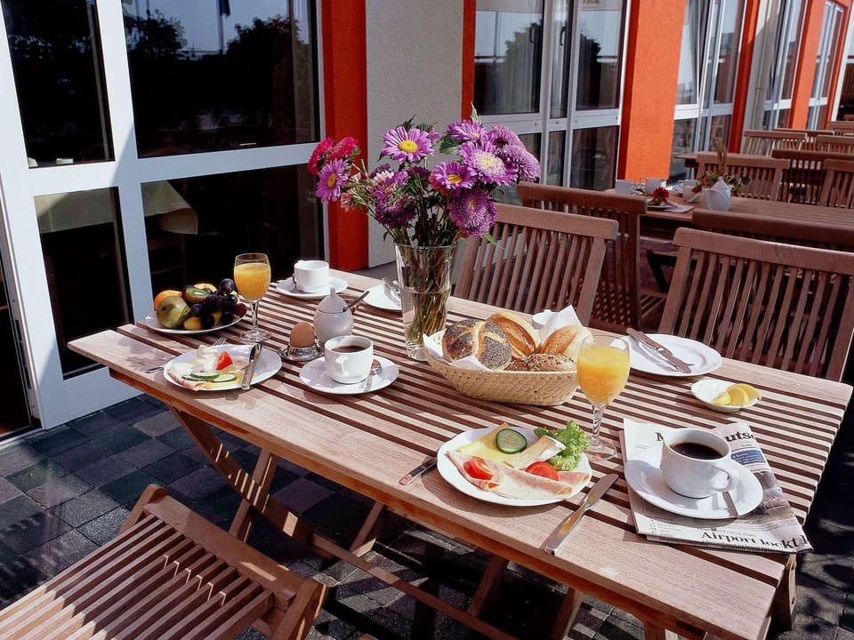 Property building, Restaurant/places to eat, Dining area, On site