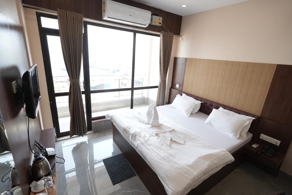 Property building, Bed, Coffee/tea facilities, Bedroom, wardrobe, air conditioner