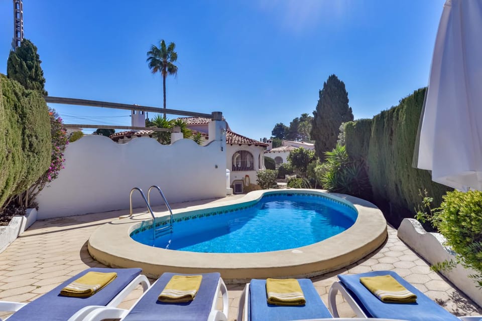 Swimming pool, sunbed