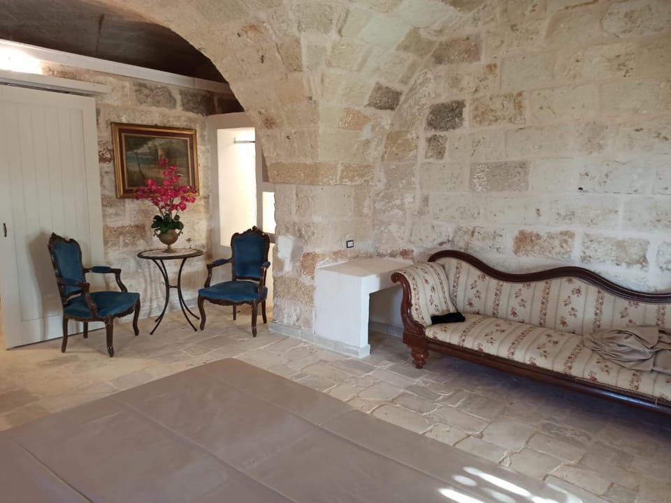 Photo of the whole room, Decorative detail
