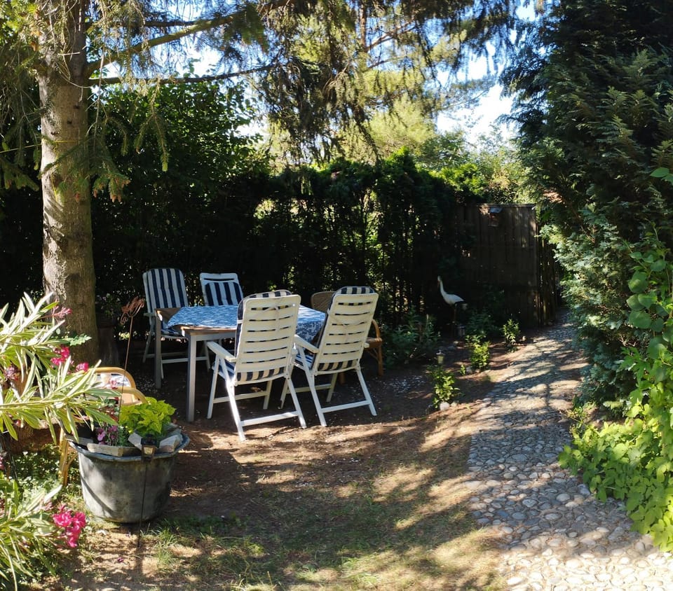 Patio, Patio, Garden, Seating area, Dining area, Garden view