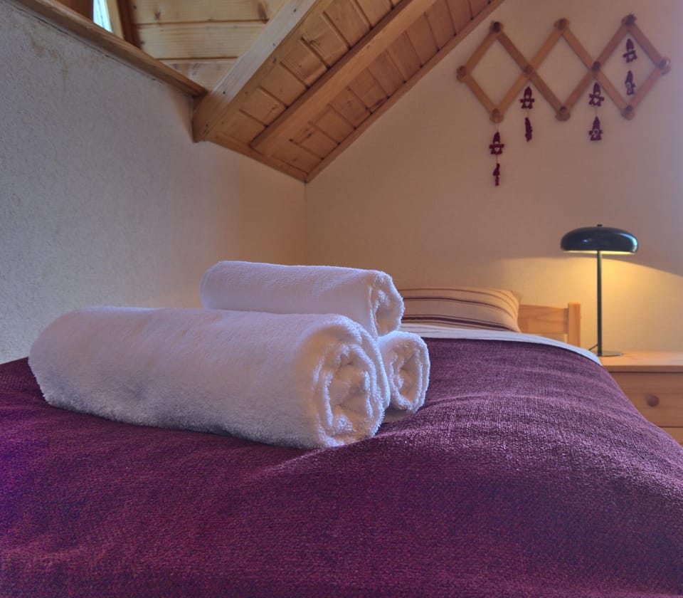 Bed, Bedroom, towels