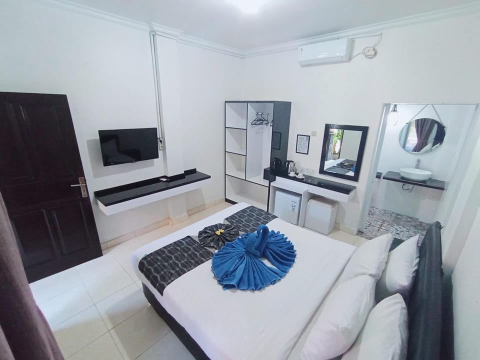 Bed, Photo of the whole room, Bedroom, oven, air conditioner