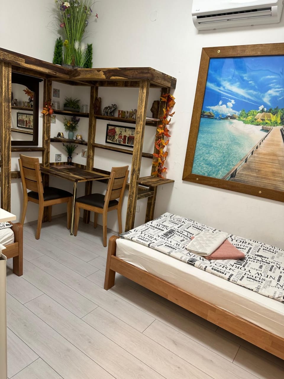Photo of the whole room, Seating area, Bedroom