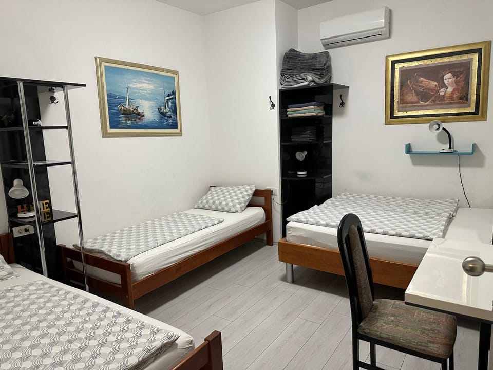 Photo of the whole room, Bedroom, group of guests, Family