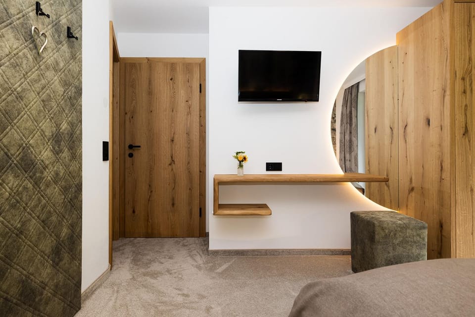 Photo of the whole room, Seating area, Bedroom, wardrobe