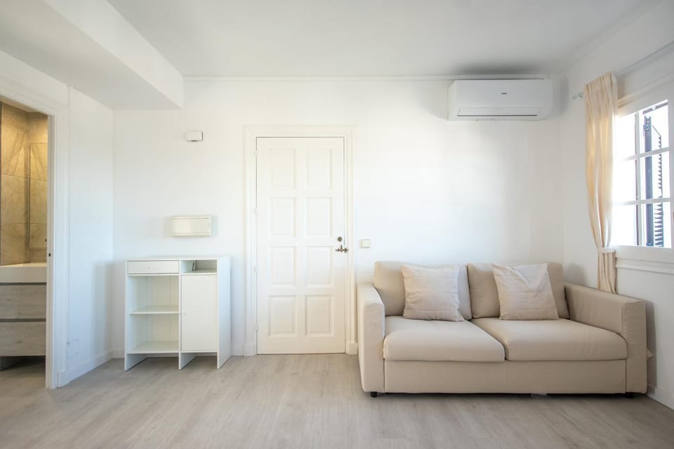 Living room, Seating area, air conditioner