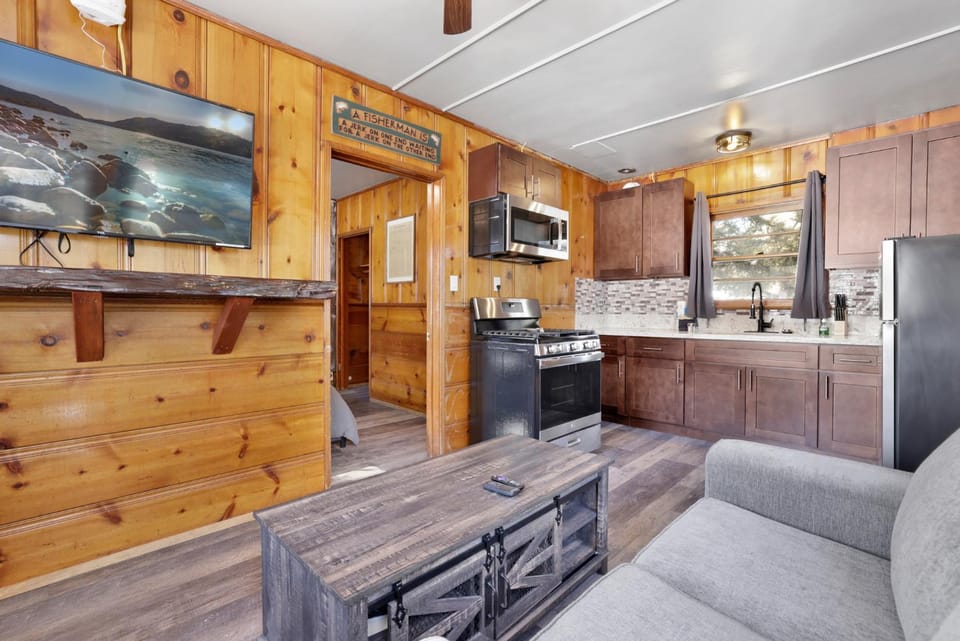 TV and multimedia, Kitchen or kitchenette, Living room, Seating area