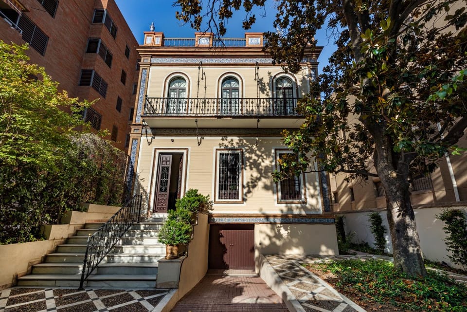 Property building, Patio, Facade/entrance
