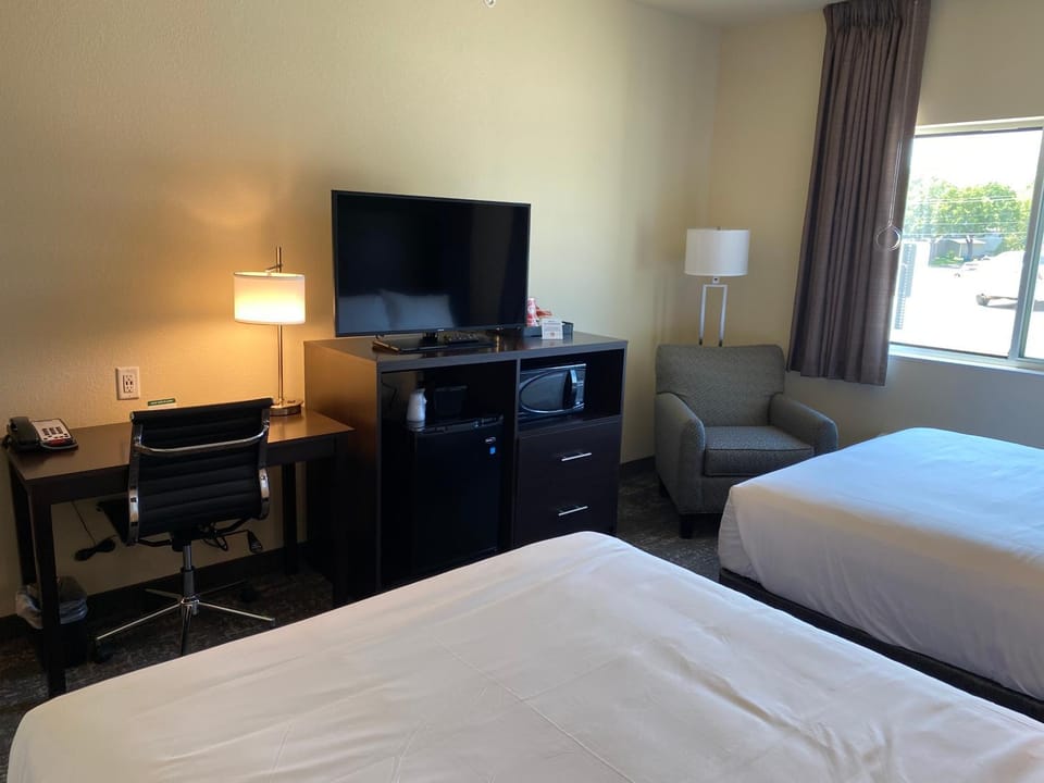 Bed, TV and multimedia, Bedroom