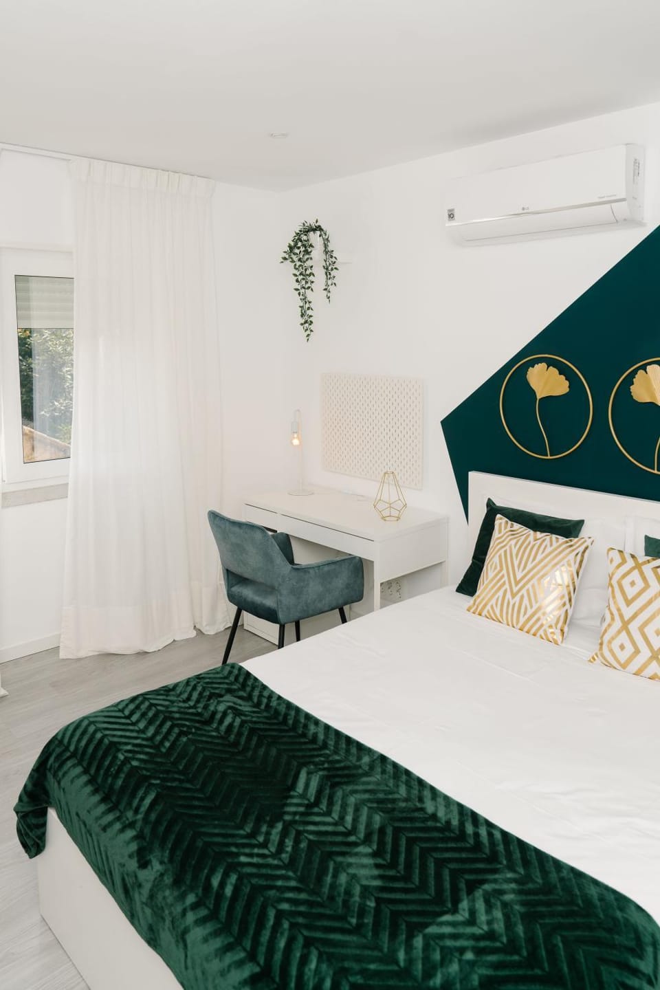Bed, Seating area, Bedroom, air conditioner