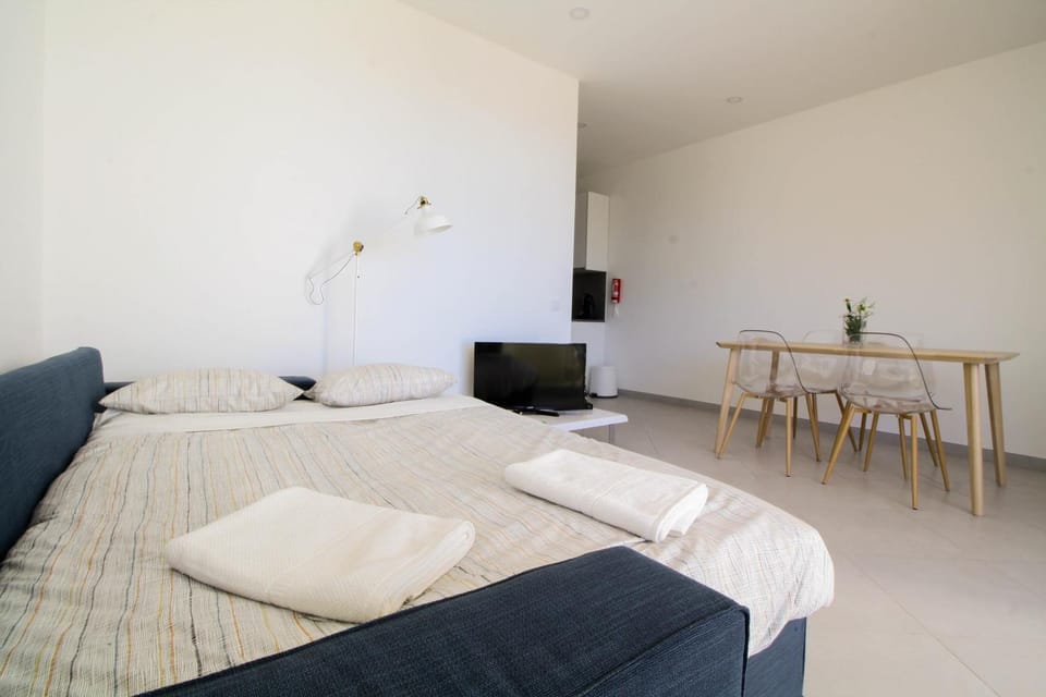 Bed, Living room