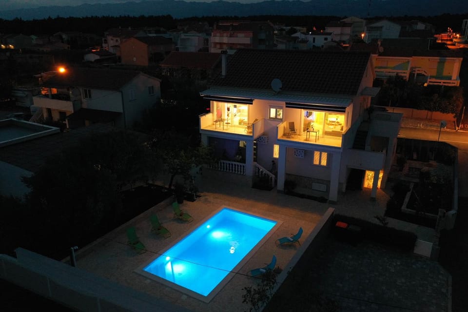 Bird's eye view, Pool view